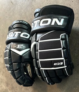 lot 141 image: Easton Hockey Gloves