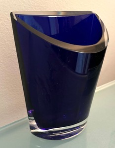 lot 122 image: Beautiful Cobalt Blue Vase by LSA