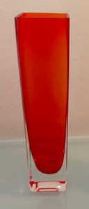 lot 128 image: Variety of Vibrant Vases