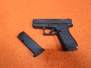 lot 8 image: Clock 9mm 43X w100 Rounds (new never fired)