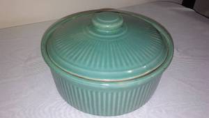 lot 331 image: Vintage 50s USA Ribbed Stoneware Casserole Bowl with Cover. 8 in.