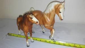 lot 334 image: Breyer Style Plastic Horses (2)