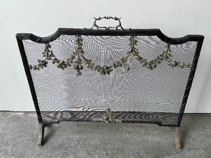 lot 17 image: Antique Dcorative Fireplace Screen
