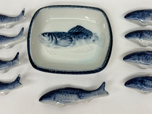 lot 113A image: Fun Fish Shaped Chopstick Holders and Small Sauce Dish