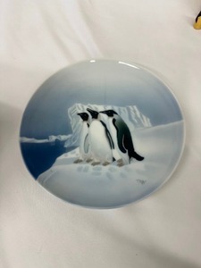 lot 160 image: Penguin Lovers Lot, 9 Pieces of Penguin Related Collectibles