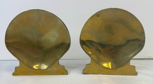lot 165 image: Pair of Vintage Virginia Metalcrafters Brass Seashell Bookends