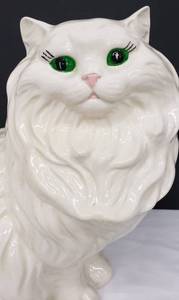 lot 181 image: Vintage 1974 Ceramic Kitty with Green Eyes