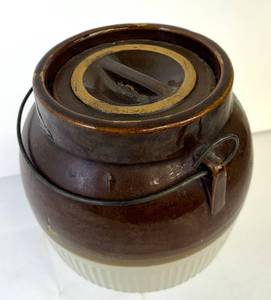 lot 266 image: Vintage Red Wing Bean Pot