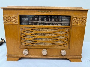 lot 304 image: General Electric GE Treasure Chest Radio Vintage Model J-620 1940s-Unrestored
