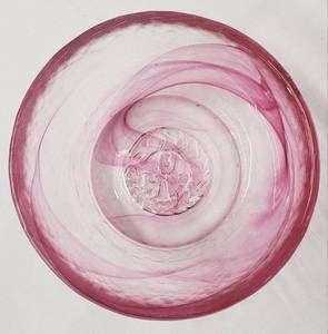 lot 312 image: Vintage Kosta Boda Ulrica Hydman-Vallien Mine Pink Swirl  Glass Bowl