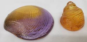 lot 314 image: Pretty Amber & Purple Art Glass Sea Shells