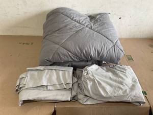 lot 306 image: 7 PCS Queen Size Bedsure Comforter Set