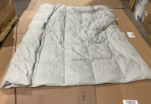 lot 231 image: Queen Size Light Grey Comforter