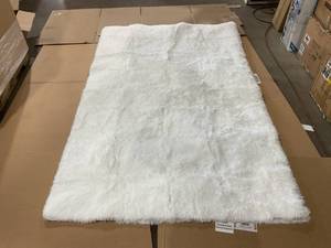 lot 108 image: 16x10 Extra Large Fur White Area Large