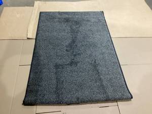 lot 422 image: Grey Rug, Measures 48 x 72