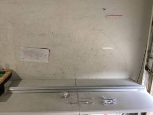 lot 423 image: 8ft T8 LED Light Fixture