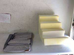 lot 428 image: Lesure 4 Tier Dog Stairs, Grey, Measures 24 x 16 x 18