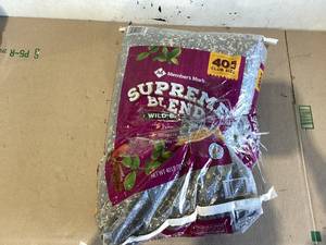 lot 449 image: Members Mark Supreme Blend Wild Bird Food 40 lbs