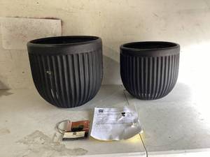 lot 568 image: LOT OF 2 Members Mark Grooved Planters