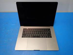 Apple&nbspMacBookPro15,1 A1990 MR932LLA &nbspINTEL(R) CORE(TM) I7-8750H CPU  2.20GHZ  16GB RAM  251GB SSD  15 screen with 3360 x 2100 Resolution  Includes IOS and Charger &nbspChips and keymarks on screen