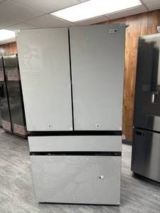 lot 3 image: SAMSUNG WHITE REGRIGERATOR MODEL# RF23BB860012AA