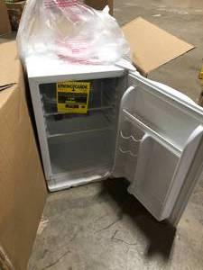 Magic Chef 2.6 cu. ft. Mini Fridge in White, ENERGY STAR Customer Returns See Pictures