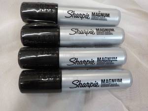 lot 80 image: 4 Sharpies Magnums...