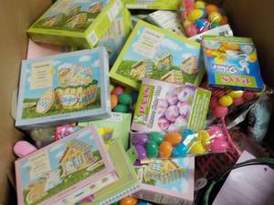 lot 406 image: Pallet of New Seasonal Overstocks and Food