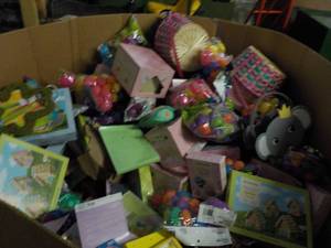 lot 407 image: Large Pallet of New Seasonal Overstock and Food