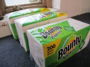 lot 103 image: 600 Bounty Napkins...