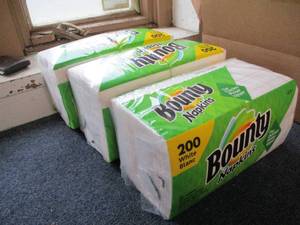 lot 104 image: 600 Bounty Napkins...
