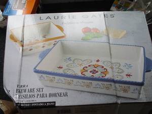 lot 231 image: Lauri Gates Bakeware Set, 2 pieces - damaged box
