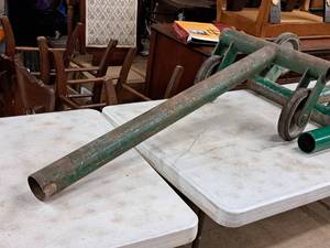 lot 256 image: Mobile Pipe T-Stand