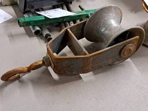 lot 235 image: 6 Pulley with Hook MountBracket