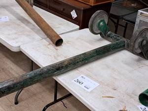 lot 260 image: Mobile Pipe T-Stand