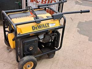 lot 218 image: DeWalt 6550W Gasoline Generator DG7000B