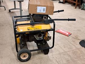 lot 217 image: DeWalt 6550W Gasoline 7000 Watt Generator DG7000B