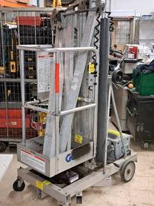 lot 214 image: Genie 300-lbs 24 12VDC Lift PLC-24