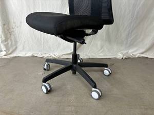 lot 29 image: Paoli P-1782 Adjustable Meshback Desk Work Office Task Chair - Black - In Great Condition