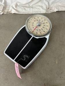 lot 37 image: MSRP $150 Health O Meter Pelstar 160KL Mechanical Floor Dial Weighing Scale with Non-Slip Surface - Weighing Capacity 400 lbs. - In Good Condition