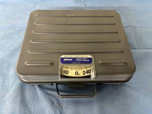 lot 5 image: Pelouze P250S Heavy Duty Utility Weighing Scale - Weight Capacity 250 lbs. - In Great Condition
