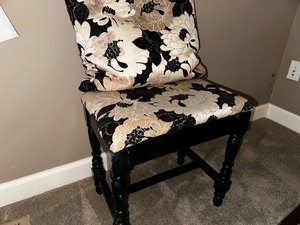 lot 20 image: Vintage Piano Bench With Matching Pillow Measuring 18 X 12 X 18