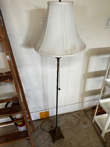 lot 101 image: Vintage Brass Like Floor Lamp