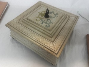 lot 126 image: White Decorative Box