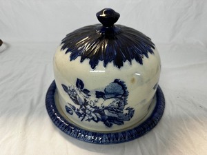 lot 135 image: Rare Vintage Victorian Ironstone Flow Covered Cheese Plate Measuring Approximately 11 Inches Diameter By 8 Inches Tall
