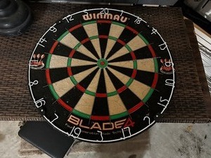 lot 143 image: Windy Blade 4 Dart Board 18 Like New
