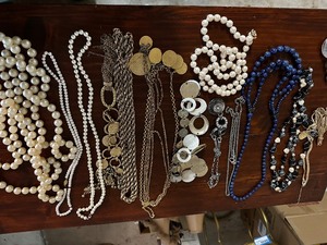 lot 164 image: Variety Of Vintage Jewelry