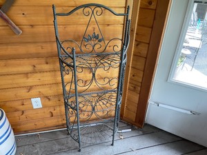 lot 91 image: Three-Level Wire Metal Shelving Unit Measuring 48 Inches High By 20 Inches Wide By 10 Inches Deep