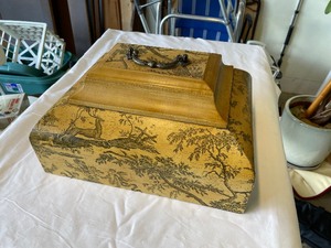 lot 182 image: Vintage Mid-Century Display Box Measuring 14 x 11 x 8