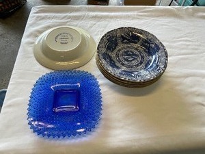 lot 187 image: Set Of Six Mottahedeh Torquay Blue (Gold Trim) 8 12 Inches Bowls And A Blue Dish